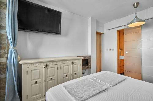 Fancy 1bd Apartment With Spacious Terrace And Marvelous Sea View