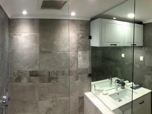 A Luxury Apartment With Patio And Bbq