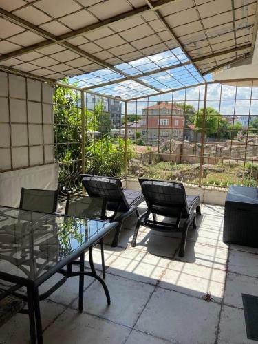 Roman Thermae 2bdrm Sunny Apartment