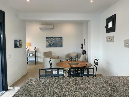Dek001 Riverview Modern Townhouse In Centre Of Ay