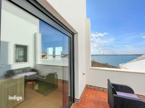 Dek001 Riverview Modern Townhouse In Centre Of Ay