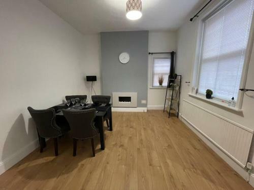 Superb House - 2 Lorn Street