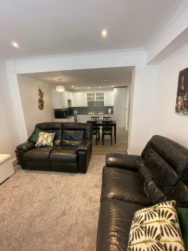 Modern 2 Bedroom Apartment, With Car Parking.