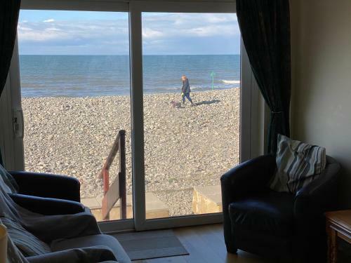 Stunning 4-bedroom House On Borth Beach