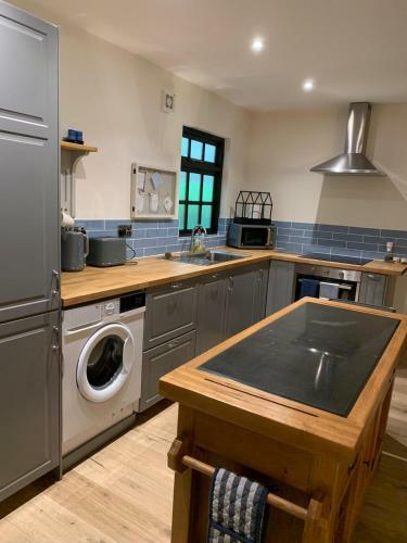 Looking Glass Cottage And Baskerville Retreat Cottage