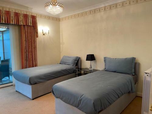 Cheerful 3 Bedroom House With Off Street Parking