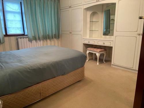 Cheerful 3 Bedroom House With Off Street Parking
