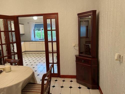 Cheerful 3 Bedroom House With Off Street Parking