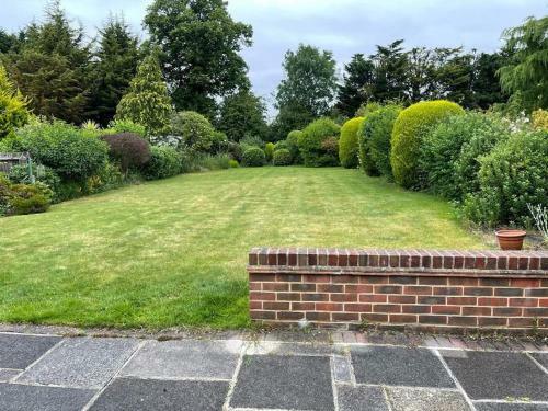 Cheerful 3 Bedroom House With Off Street Parking