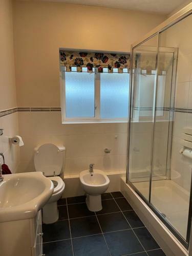 Cheerful 3 Bedroom House With Off Street Parking