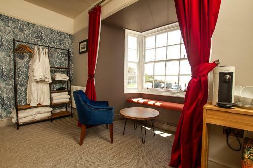 Hostal The West Bay Hotel