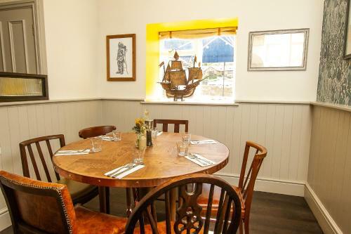 Hostal The West Bay Hotel