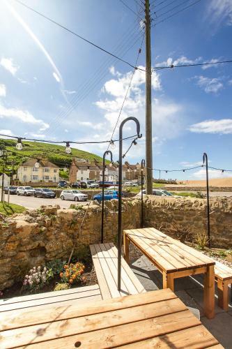 Hostal The West Bay Hotel