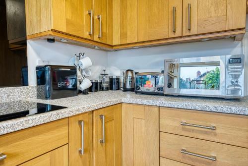 Modern 3 Bedroom 2 Bath House With Parking, Wednesbury, Birmingham