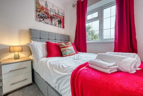 Modern 3 Bedroom 2 Bath House With Parking, Wednesbury, Birmingham