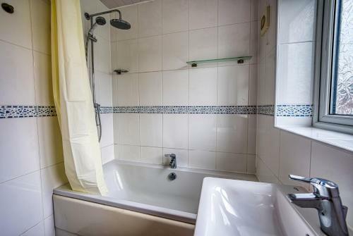 Modern 3 Bedroom 2 Bath House With Parking, Wednesbury, Birmingham