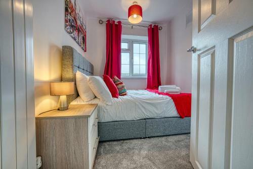 Modern 3 Bedroom 2 Bath House With Parking, Wednesbury, Birmingham