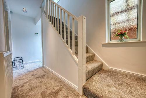 Modern 3 Bedroom 2 Bath House With Parking, Wednesbury, Birmingham