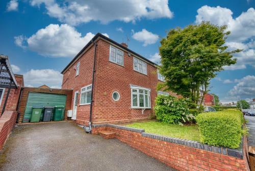 Modern 3 Bedroom 2 Bath House With Parking, Wednesbury, Birmingham