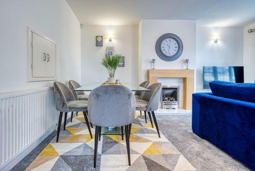Modern 3 Bedroom 2 Bath House With Parking, Wednesbury, Birmingham