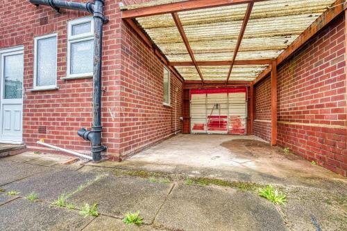 Modern 3 Bedroom 2 Bath House With Parking, Wednesbury, Birmingham