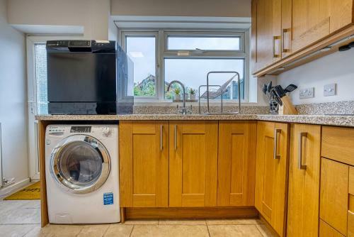 Modern 3 Bedroom 2 Bath House With Parking, Wednesbury, Birmingham