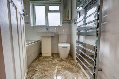 Modern 3 Bedroom 2 Bath House With Parking, Wednesbury, Birmingham