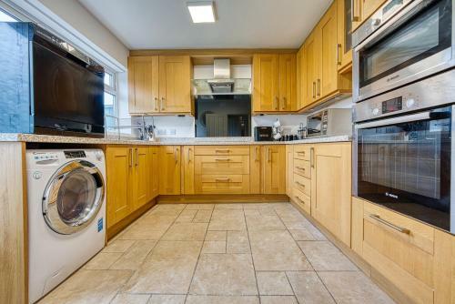 Modern 3 Bedroom 2 Bath House With Parking, Wednesbury, Birmingham