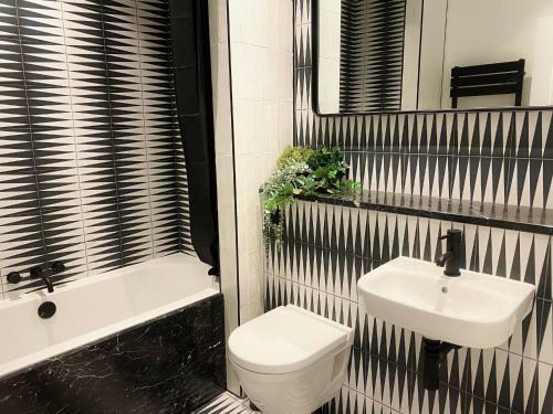 Modern And Bright Three Bed Apartment