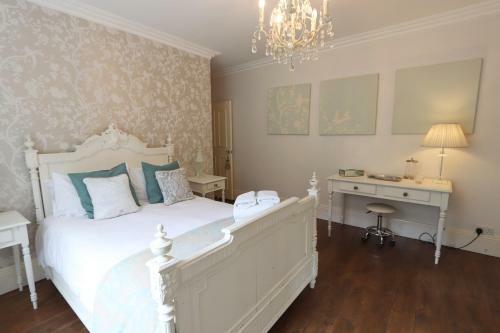 Beautiful Two Bedroom Apartment With Garden