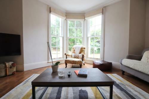 Beautiful Two Bedroom Apartment With Garden