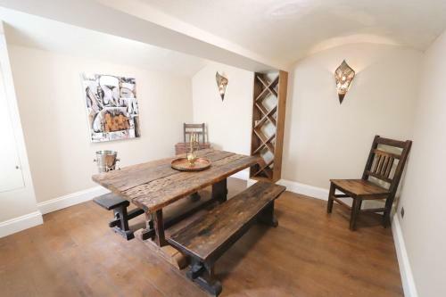 Beautiful Two Bedroom Apartment With Garden