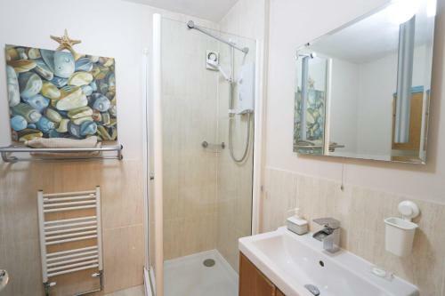 Beautiful Two Bedroom Apartment With Garden