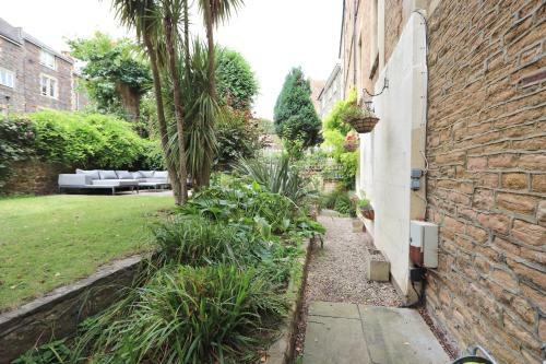 Beautiful Two Bedroom Apartment With Garden