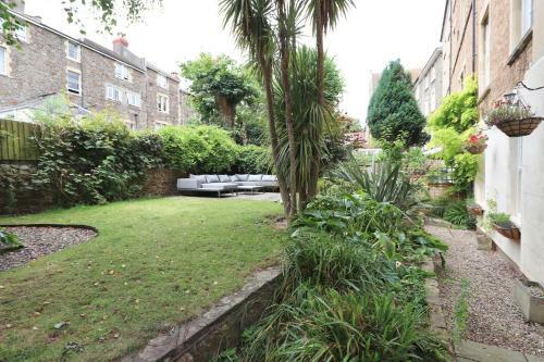 Beautiful Two Bedroom Apartment With Garden