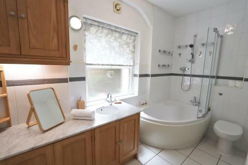 Beautiful Two Bedroom Apartment With Garden