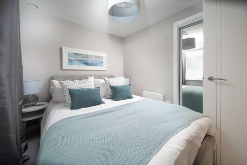 Deluxe Apartment Near Cabot Circus W Parking Sleeps 5
