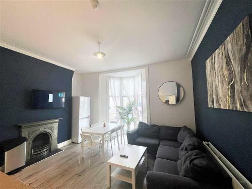 Morden Holiday House Next To Brighton Beach Sleep 15