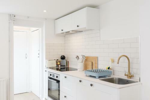 Central Quiet Cottage. Walk To Shops, Bars & Beach