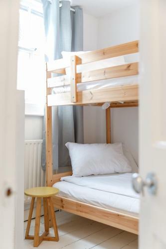 Central Quiet Cottage. Walk To Shops, Bars & Beach