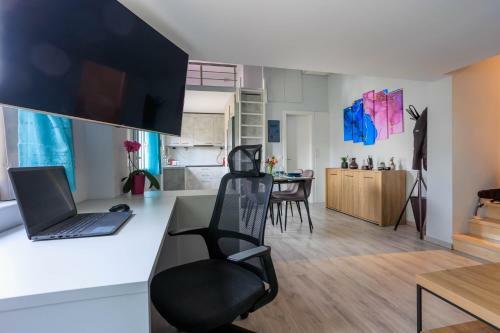 Electra Modern Apartment With Cozy Garden