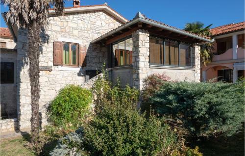 Nice Home In Vlasici - Krsan With 4 Bedrooms