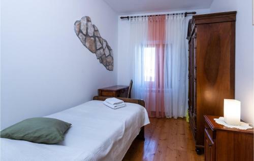 Nice Home In Vlasici - Krsan With 4 Bedrooms