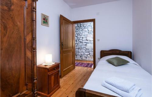 Nice Home In Vlasici - Krsan With 4 Bedrooms