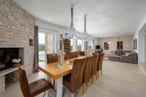Villa Blanca With Pool And Parking