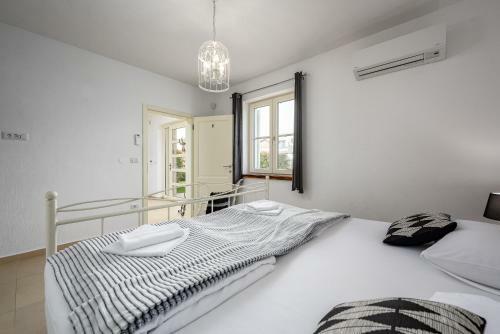 Villa Blanca With Pool And Parking