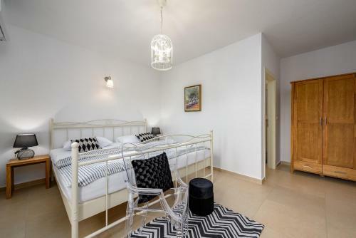 Villa Blanca With Pool And Parking
