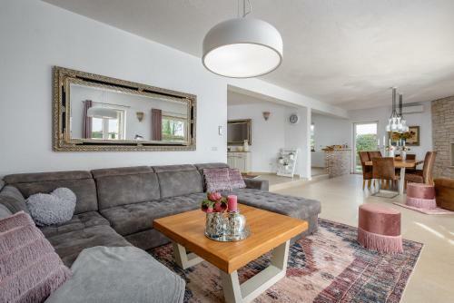 Villa Blanca With Pool And Parking