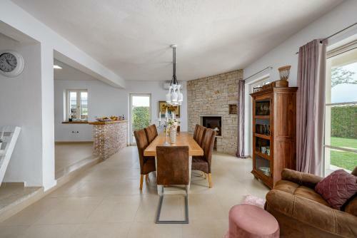 Villa Blanca With Pool And Parking