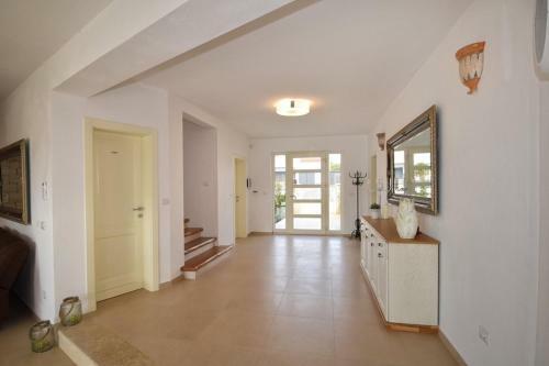 Villa Blanca With Pool And Parking